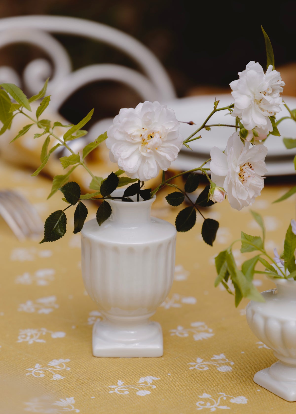 Corinthe bud vase in white porcelain