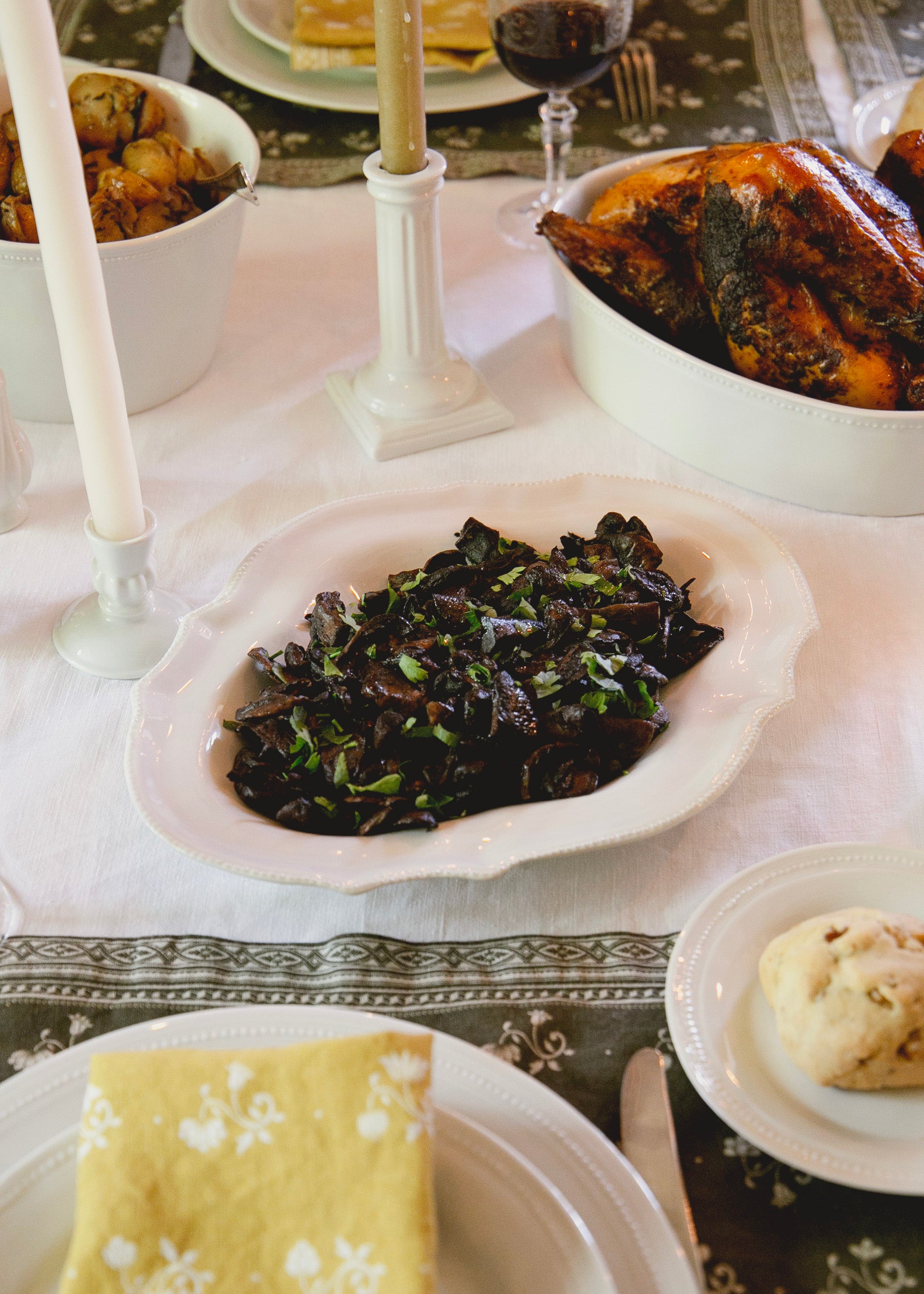 Plat de présentation Volute Louis XVI en porcelaine blanche