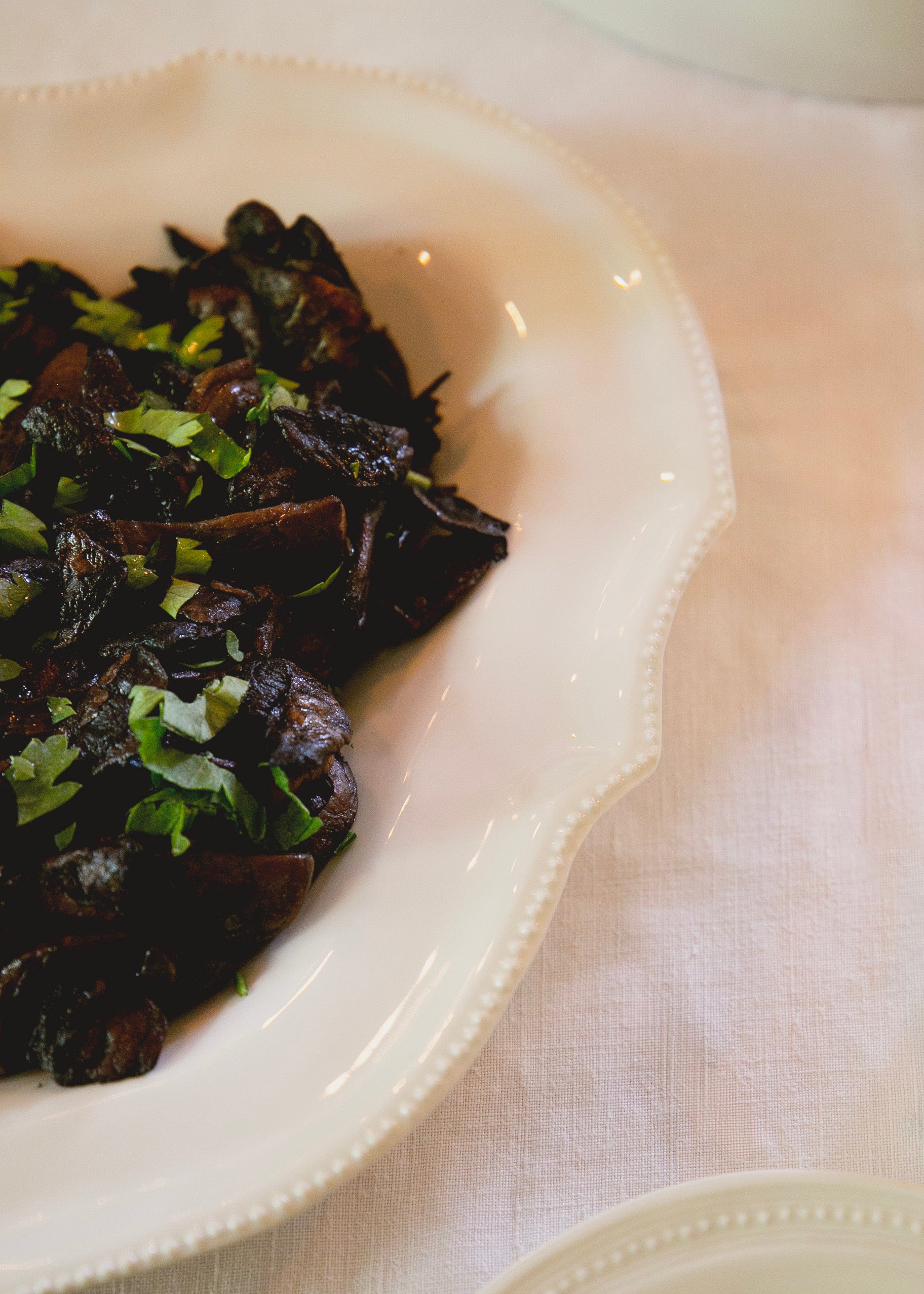Volute Louis XVI presentation dish in white porcelain.