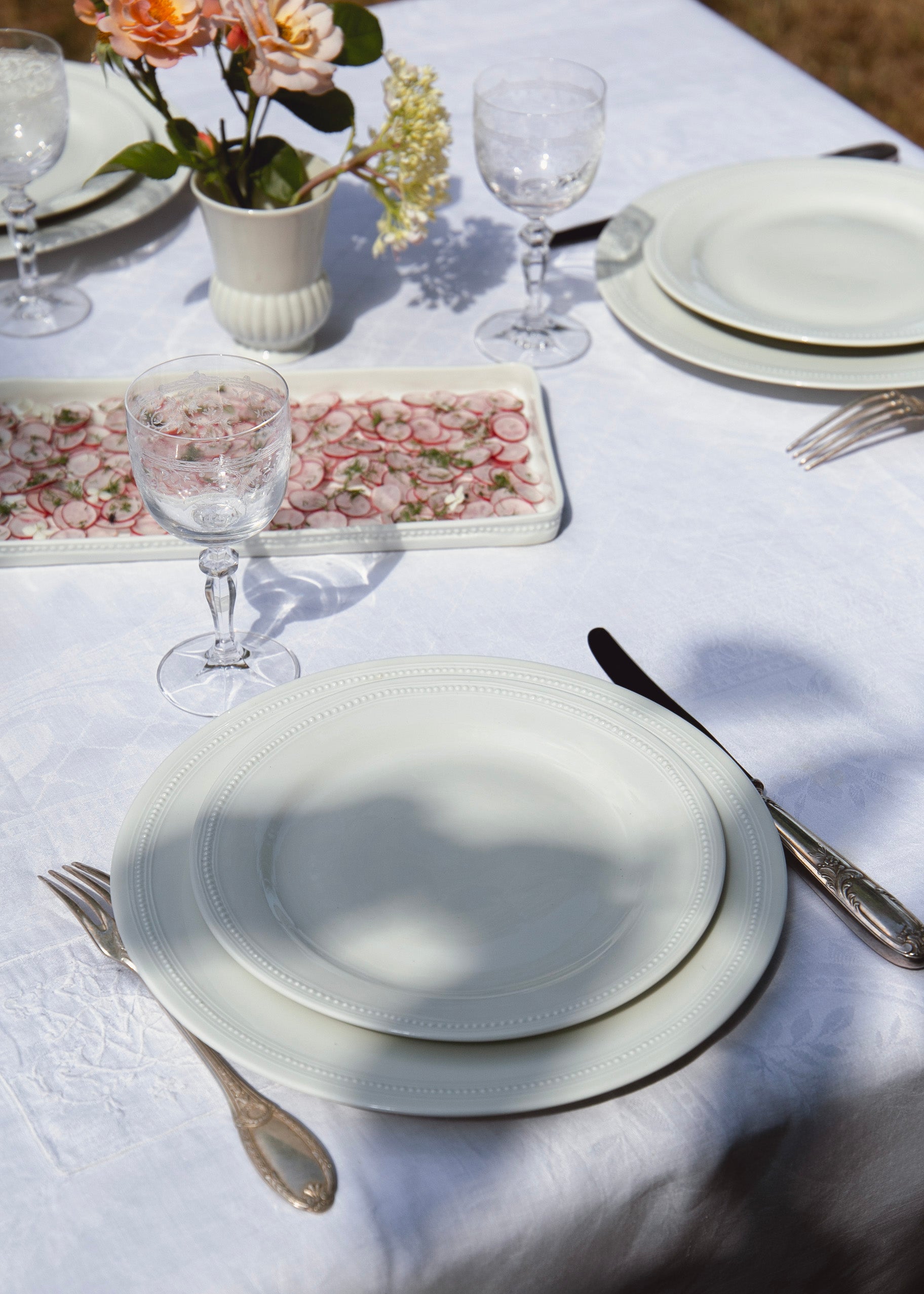 Assiette à dîner Louis XVI en porcelaine blanche