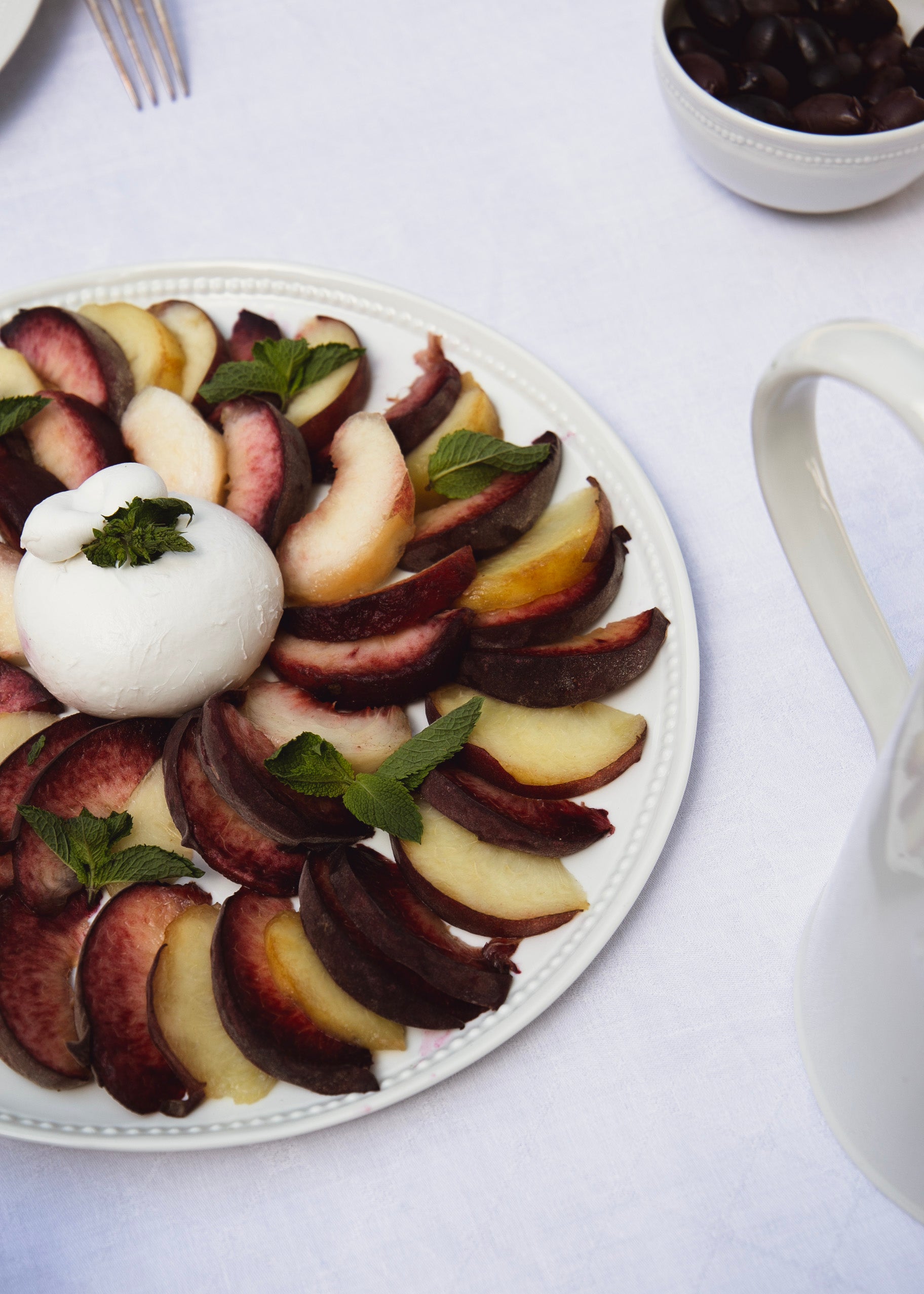 Oreste round dish in white porcelain