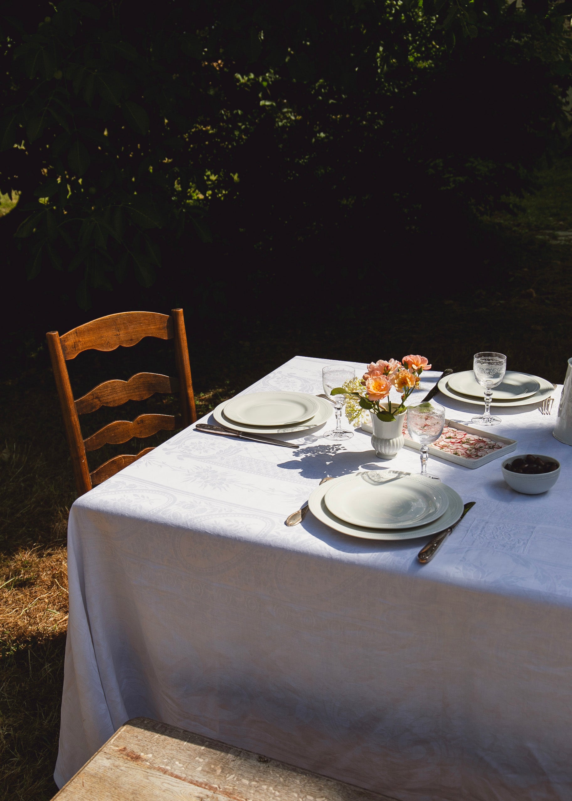 Coffret de 6 assiettes à dîner Louis XVI, 6 assiettes à dessert Louis XVI et 6 assiettes à pain Louis XVI en porcelaine blanche