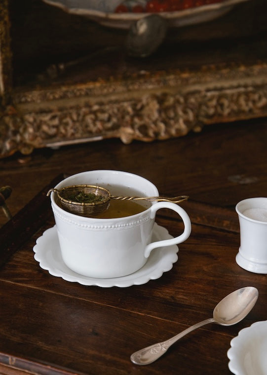 Tasse à déjeuner Louis XVI en porcelaine blanche