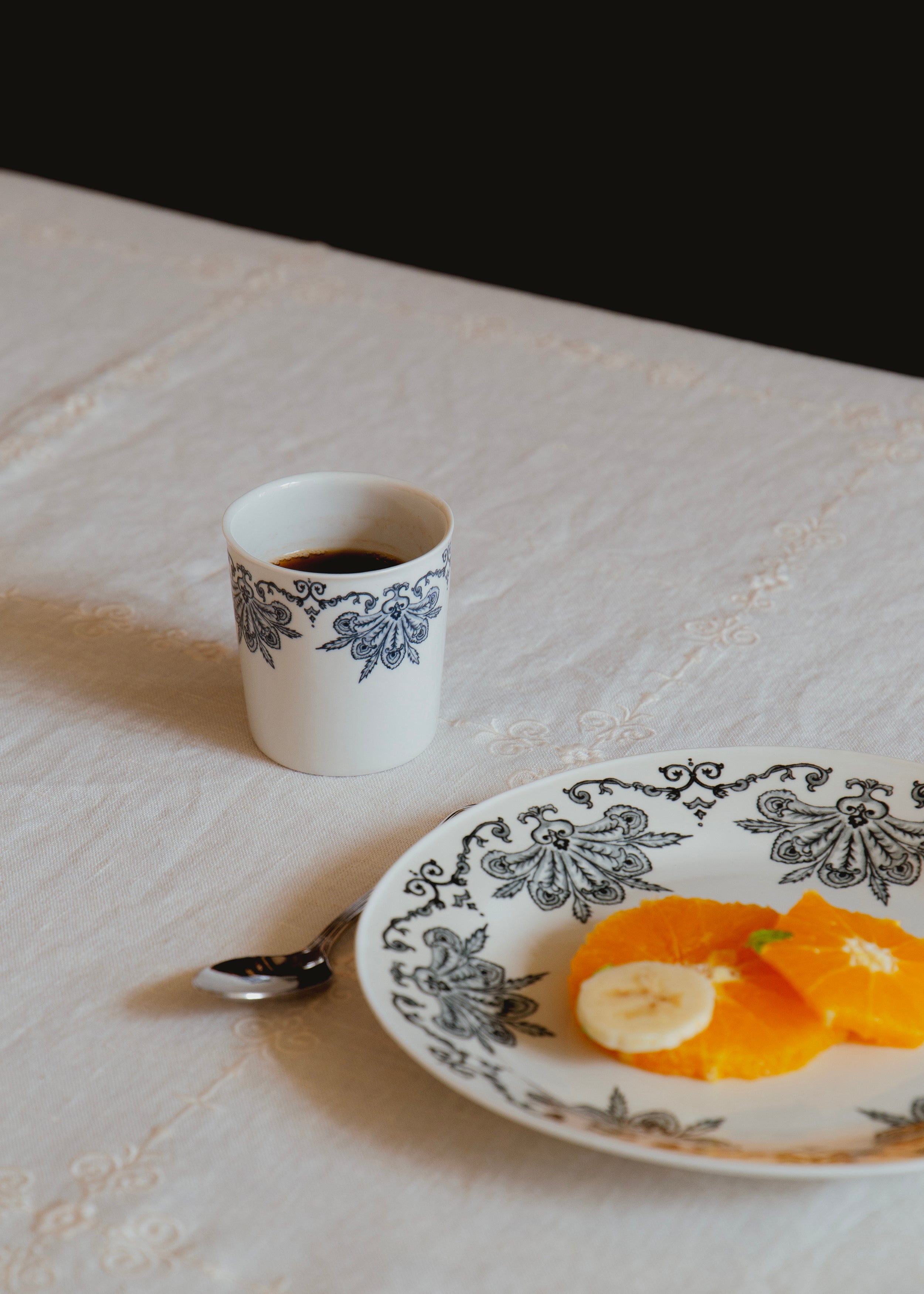 Plume white porcelain coffee tumbler