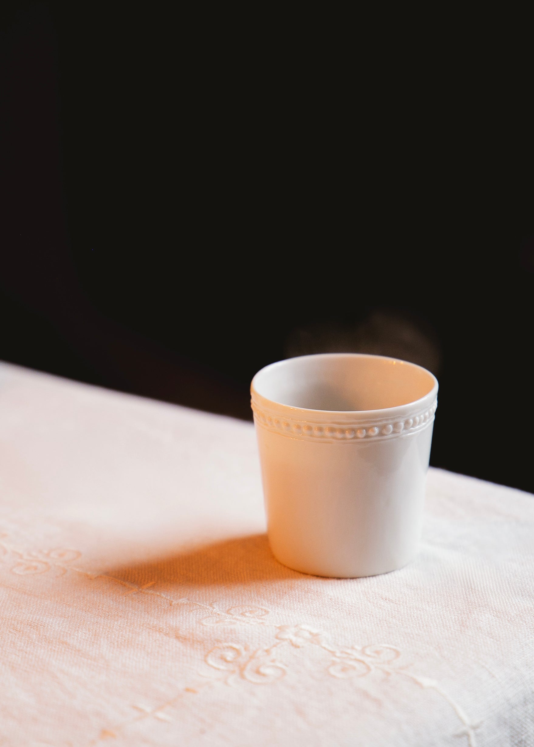 Timbale à expresso Louis XVI en porcelaine blanche
