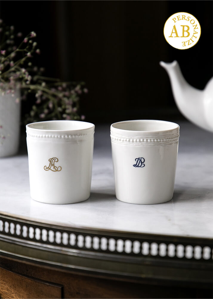 Coffret de 2 timbales à café Louis XVI en porcelaine monogrammées