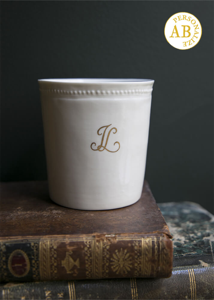 Coffret de 2 timbales à latte Louis XVI en porcelaine monogrammées