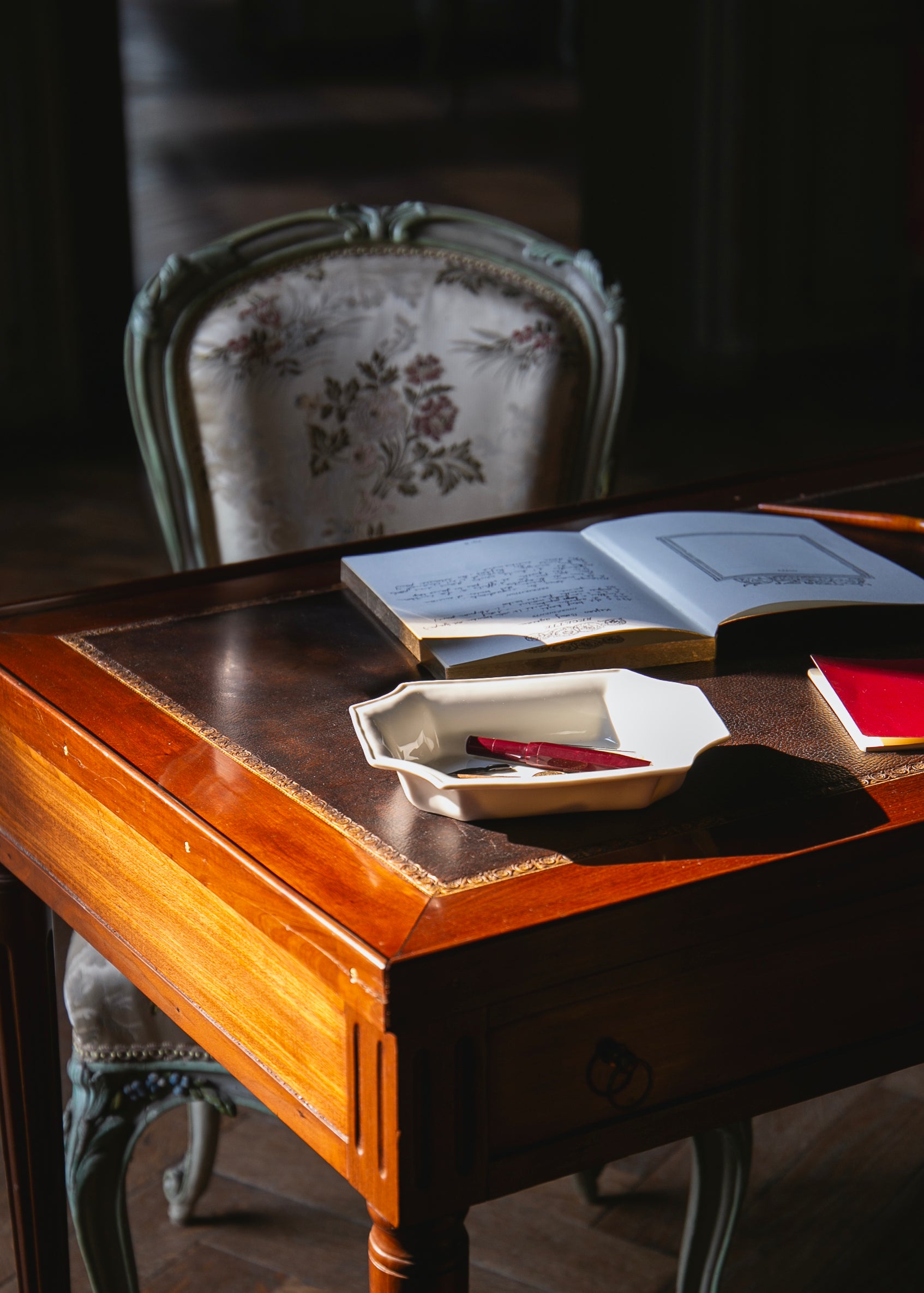 Petit plat Napoléon en porcelaine blanche