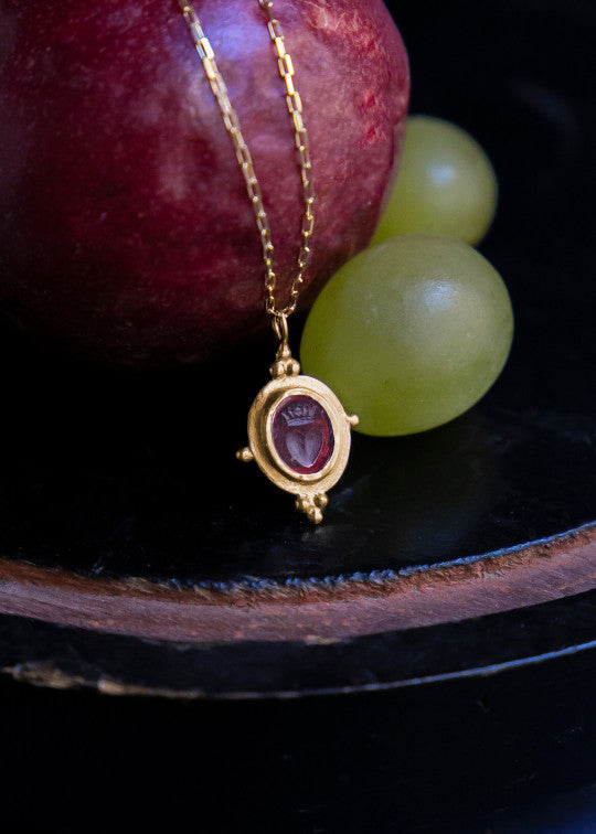 Amore 18-karat gold and garnet intaglio pendant