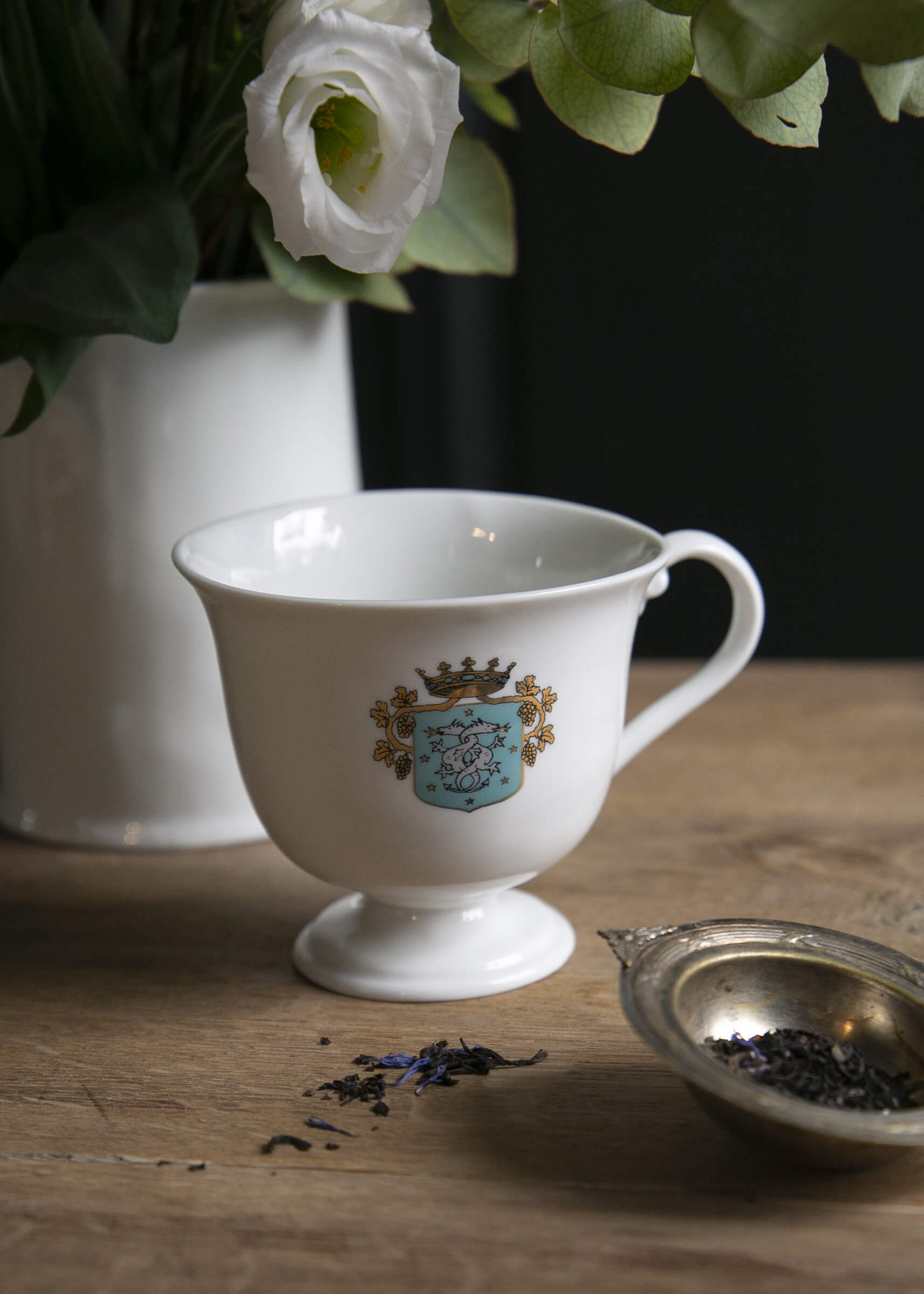 Tasse à thé sur pied Mimi Thorisson x Alix D. Reynis en porcelaine blanche